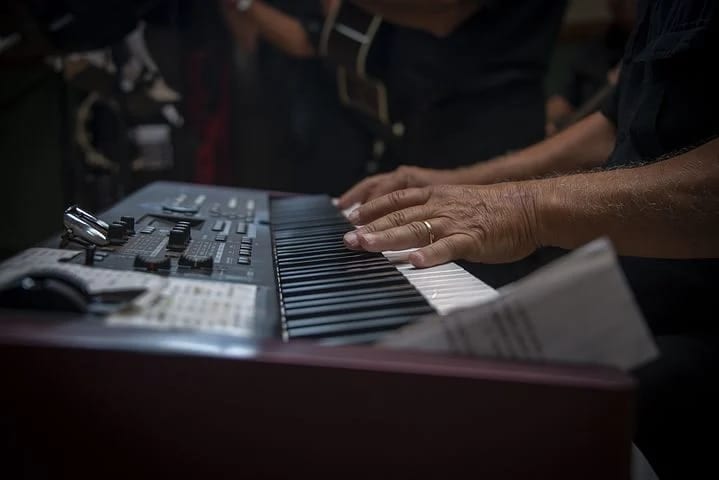 Músicos tienen que vender sus instrumentos por crisis por Covid-19