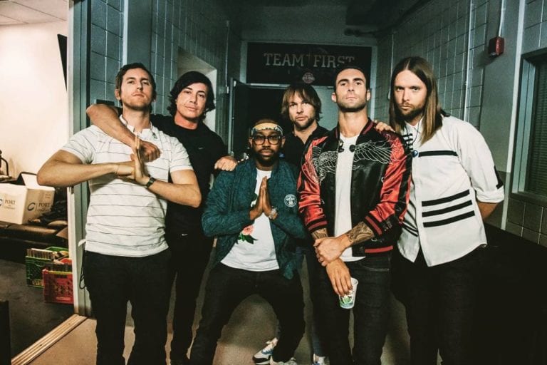 Miembro de Maroon 5 es acusado de violencia doméstica