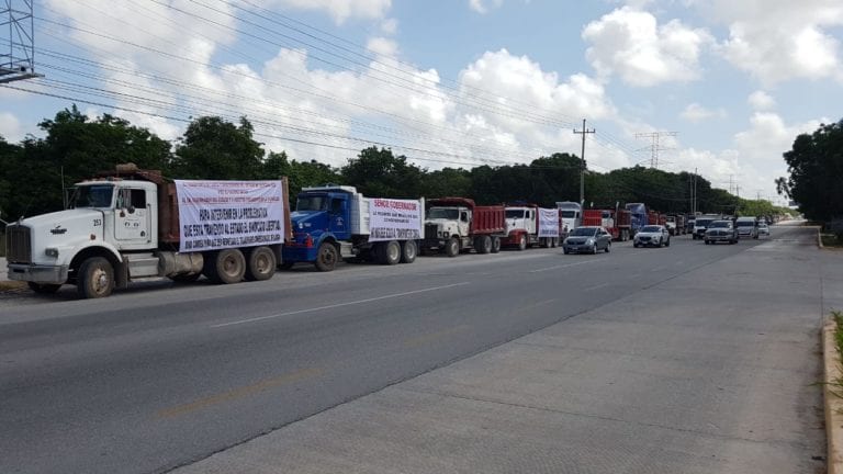 Se manifiestan volqueteros contra el “pirataje” en Playa del Carmen