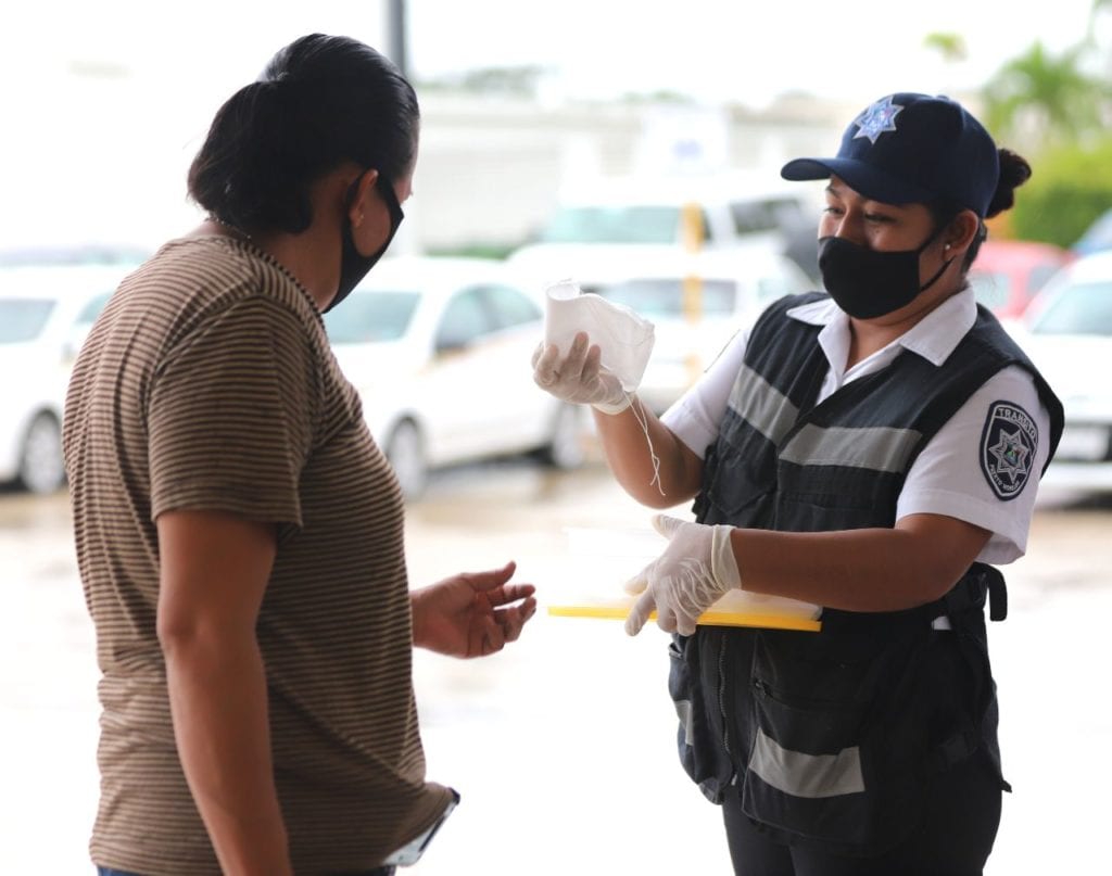 “La distribución de los cubrebocas se lleva a cabo a través de la Policía Quintana Roo de Puerto Morelos a cargo de elementos asignados temporalmente a esta labor y sin afectar en nada la vigilancia”, comentó.