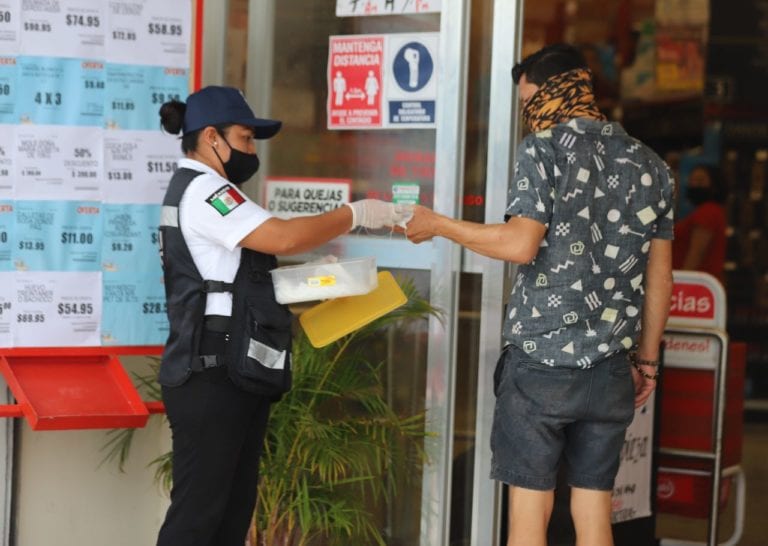 La presidenta municipal Laura Fernández Piña informó que se ha dado inicio a la distribución gratuita de 7 mil cubrebocas, en apoyo a la comunidad y para incentivar el uso de este accesorio que es un refuerzo a las medidas higiénicas de prevención ante el Covid-19.