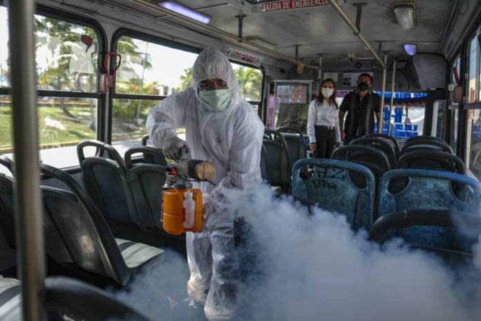 Al identificarse los paraderos y camiones como unos de los principales lugares de contagio del virus Sars-Cov-2 que produce COVID-19, el Ayuntamiento de Benito Juárez ha mantenido un constante acercamiento con las concesionarias de transporte público en la ciudad para que cumplan  los protocolos sanitarios por el bien de la ciudadanía, ya que con ello ayudarán a mitigar la enfermedad y por ende avanzar en la reactivación económica.