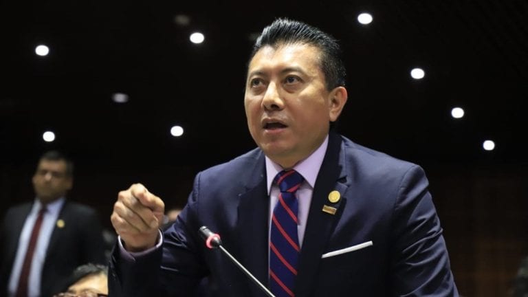 A menos de un mes, el 27 de agosto, que el diputado federal por Quintana Roo, Jesús de los Ángeles Pool Moo, se sumara a la bancada del Partido de la Revolución Democrática (PRD) en San Lázaro, hoy el Partido Revolucionario Institucional (PRI) dio a conocer que ahora se suma a su bancada.