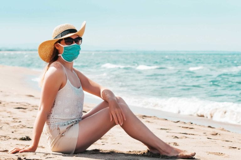 Con la nueva normalidad y hasta nuevo aviso, el cubrebocas es y será un aliado en el cuidado de la salud propia y de los demás. Y con la apertura paulatina de las actividades económicas y la reapertura de playas en Solidaridad, las medidas se deben seguir, pero ¿Qué cubrebocas se recomienda para ir a la playa?