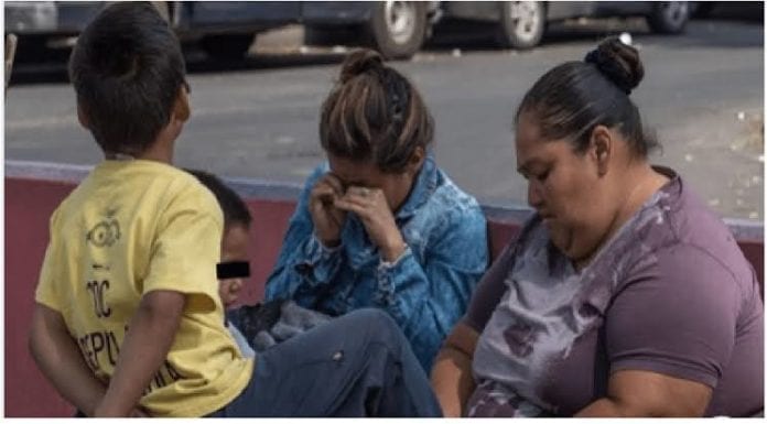 Mujer desesperada intenta regalar a sus hijos a un policía.