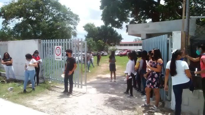 Cientos de jóvenes aspirantes a ingresar al Conalep aplicaron sus exámenes de admisión en los distintos planteles de este subsistemas educativo en Cancún.