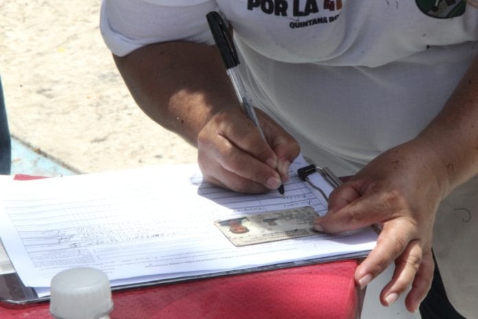 “La meta es recolectar 48 mil 800 firmas en todo el Estado, estamos dividiendo las metas por Distrito Federal”, dijo.