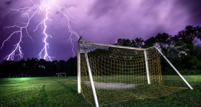Rayo impacta en pleno partido de futbol y mata a nueve niños