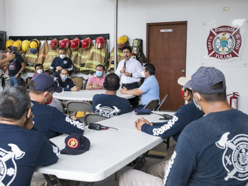 El alcalde visitó y recorrió la estación para platicar con ellos y felicitarlos por el pasado Día del Bombero. "Siempre contarán con el agradecimiento de todos los tulumnenses por arriesgar su vida para salvar la de otros", les dijo.