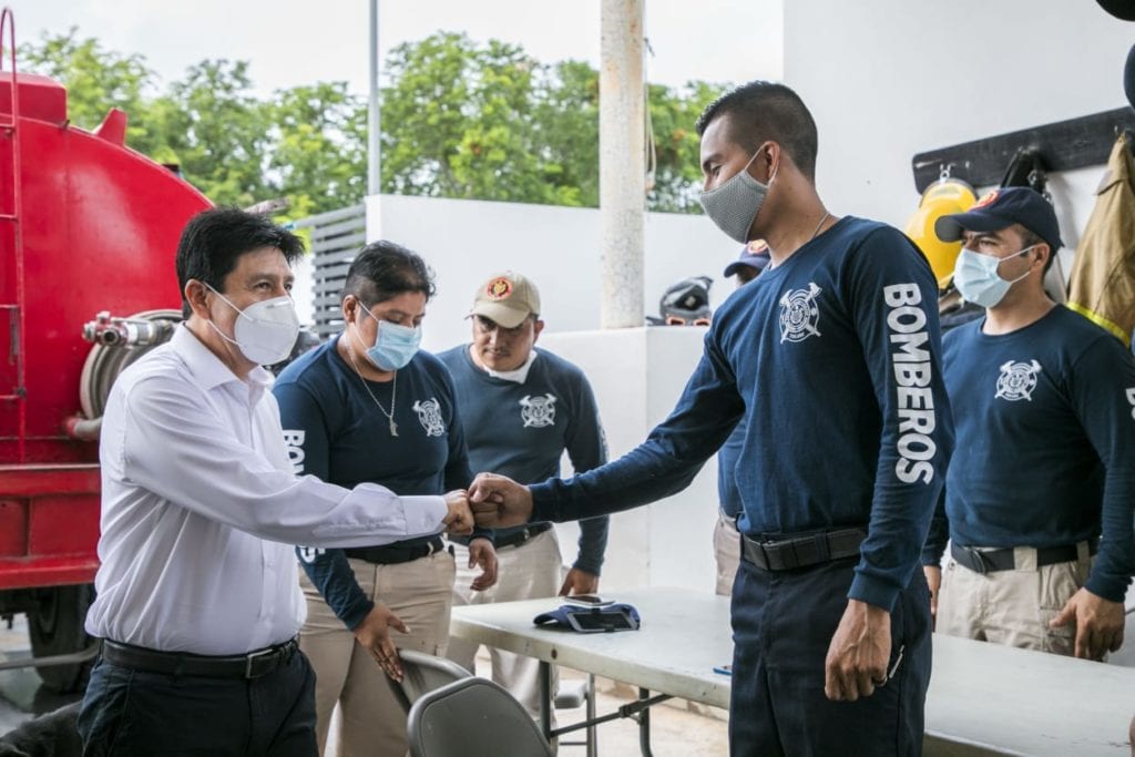 "Los bomberos tienen todo nuestro reconocimiento por su labor", resaltó el presidente municipal de Tulum, Víctor Mas.