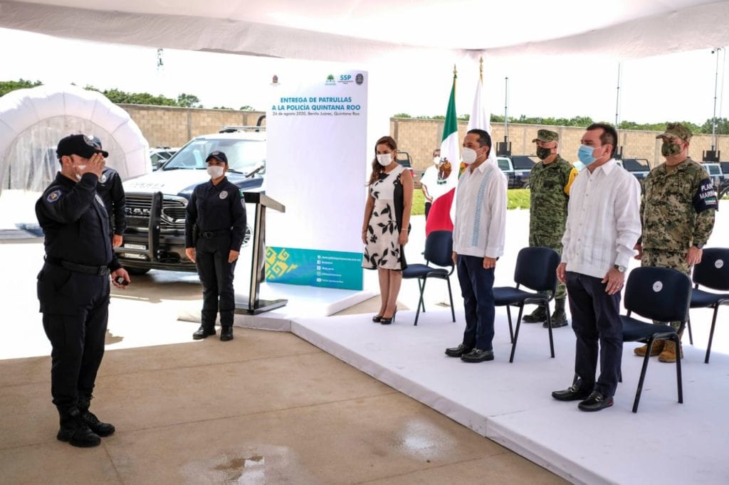 Al participar en la ceremonia de Entrega de Patrullas a la Policía de Quintana Roo de los 11 municipios, encabezada por el gobernador Carlos Joaquín González, la Presidente Municipal Mara Lezama, resaltó que el equipamiento moderno de los cuerpos de seguridad es una condición indispensable para el buen desempeño de los elementos que tienen la responsabilidad de garantizar la paz y la tranquilidad de la comunidad.