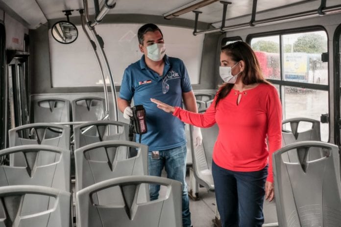 Autoridades del Ayuntamiento de Benito Juárez supervisaron la aplicación de los protocolos sanitarios en el transporte público, para ratificar que mantienen los nuevos hábitos de sanidad en las unidades como medida para evitar la propagación de la pandemia de COVID-19.