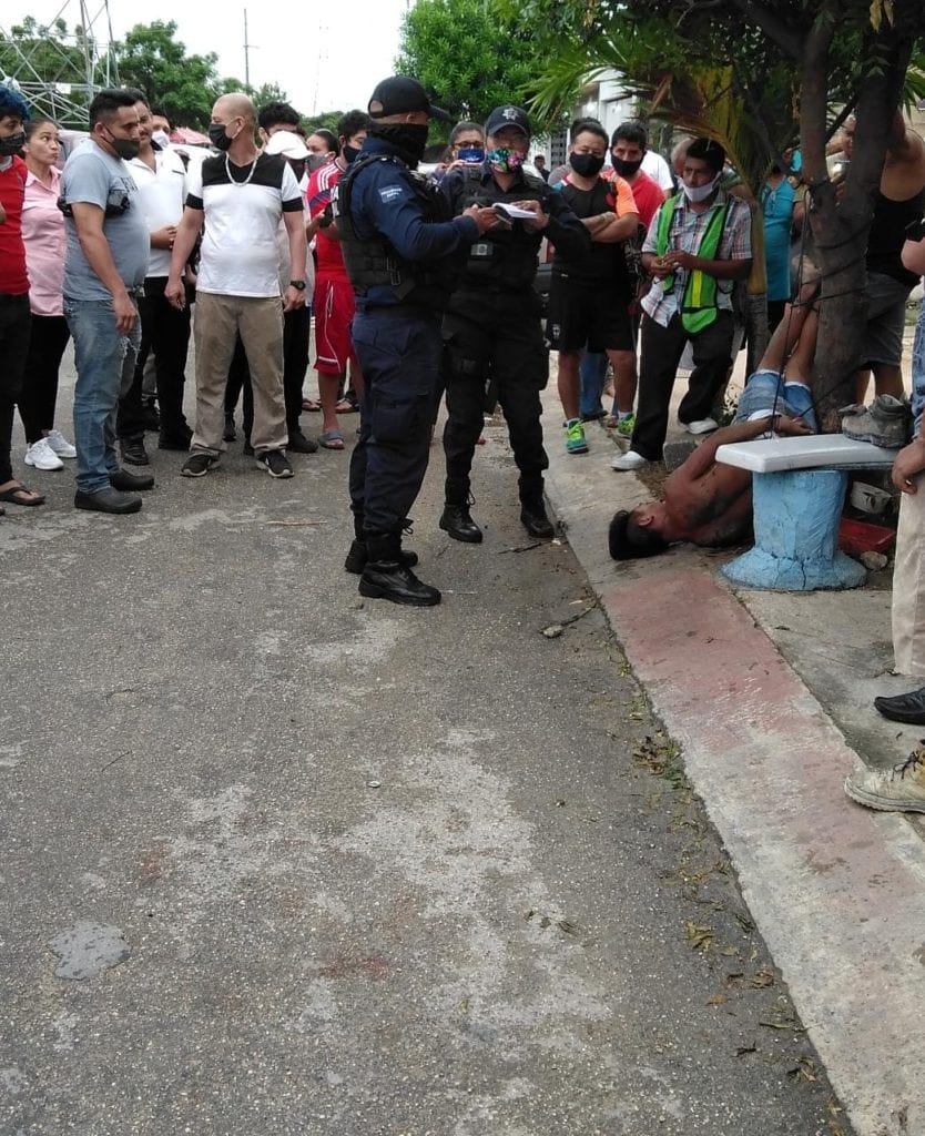 El mototaxi avanzaba por la avenida 20 de Noviembre, casi esquina Chac Mool, en la Region 215, cuando supuestamente surgió este sujeto quien empezó a asaltar al operador, que empezó a dar gritos, pidiendo auxilio.