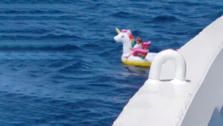 Niña se monta en salvavidas de unicornio y termina en medio del mar