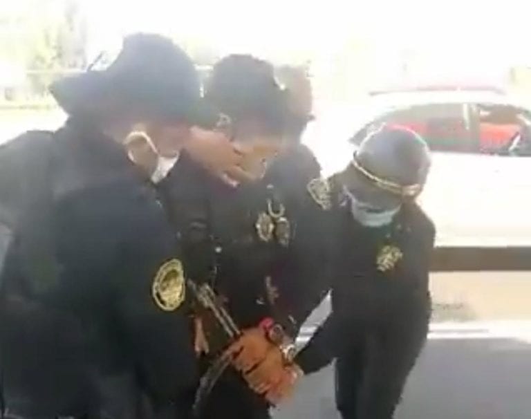 Policías de la Cdmx forcejean entre sí y hasta disparan un arma