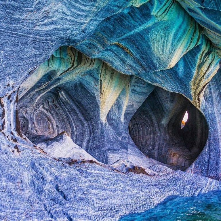 Así lucen las fascinantes cuevas de mármol color azul