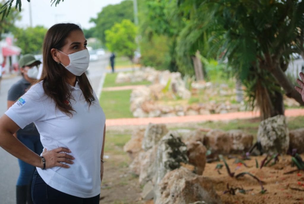 Los trabajos en esta avenida fueron supervisados por la Presidente Municipal de Benito Juárez, Mara Lezama, quien resaltó que estas acciones transforman el entorno de los ciudadanos, ofreciéndoles mejores espacios públicos para el esparcimiento y la recreación en familia.