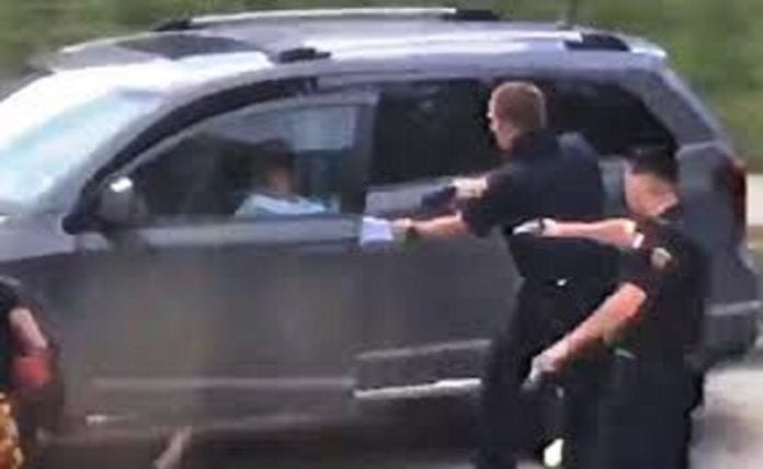 Un nuevo caso de racismo y violencia policial ha sacudido a Estados Unidos, ahora con el ataque de un policía contra un afroamericano a quien el oficial disparó siente veces, delante de su familia.