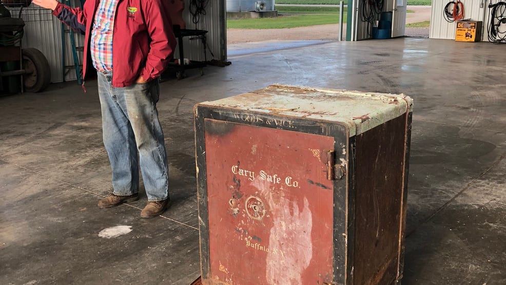 Hallan misteriosa caja fuerte en medio de un campo de cultivo