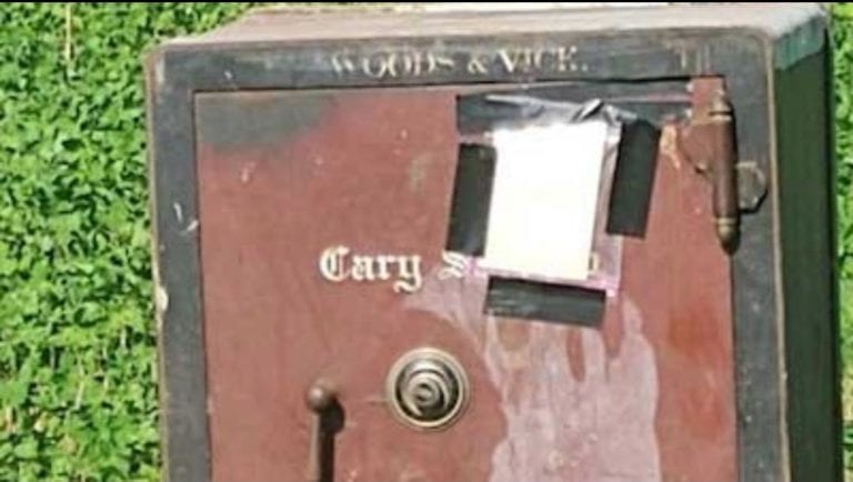 Hallan misteriosa caja fuerte en medio de un campo de cultivo