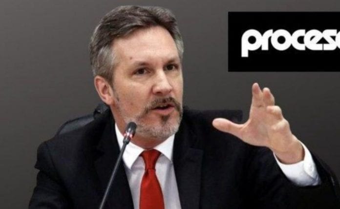 Despiden a John Ackerman de 