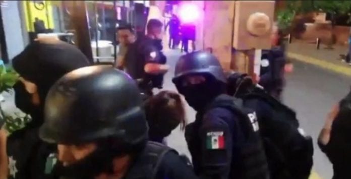 Al menos 22 mujeres y un hombre fueron detenidos en la marcha feminista realizada ayer en León, tras fuertes señas de represión policíaca manifestadas en un choque que ocasionó la molestia ciudadana.