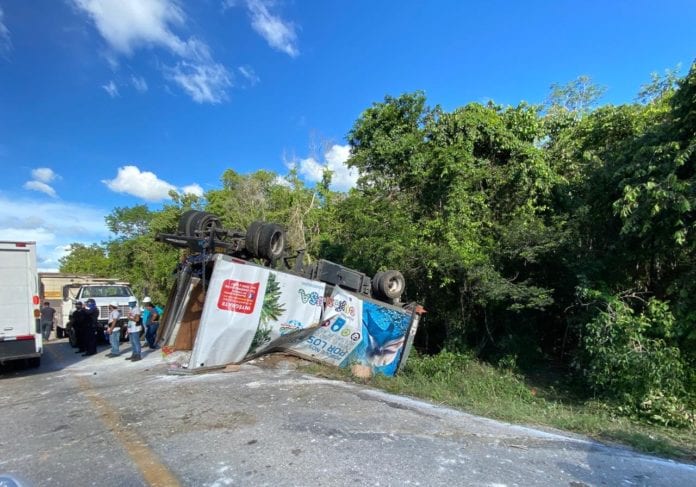 Un tráiler de la empresa Dunosusa sufrió una volcadura a la altura de las curvas rumbo a Mérida por la carretera de Felipe Carrillo Puerto.