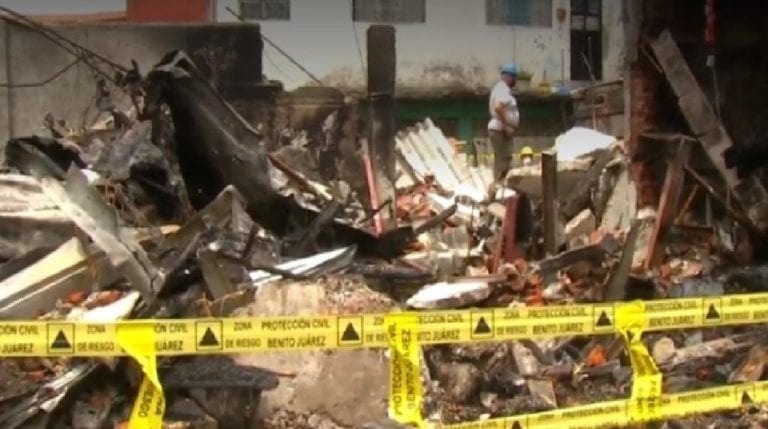 Familias duermen en las calle tras accidente entre auto y tráiler