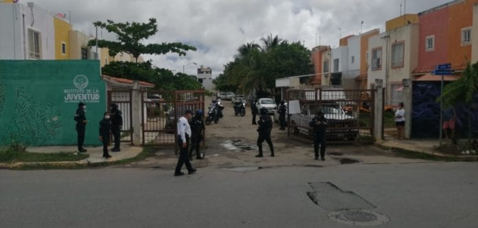 Policías de Playa del Carmen persiguieron a un sospechoso hasta su casa
