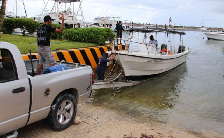 La alcaldesa Laura Fernández Piña instaló esta tarde la sesión permanente del Comité Operativo Especializado en Fenómenos Hidrometeorológicos, con el objetivo de atender de manera oportuna y eficaz los tres tiempos de una emergencia (antes, durante y después), ante la alerta Amarilla en la zona norte de Quintana Roo, decretada por la amenaza de la depresión tropical número 14.