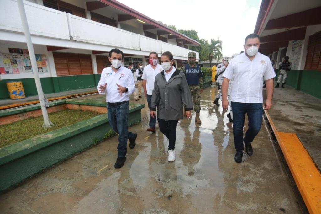 Personal de la Dirección de Protección Civil detalló que, de acuerdo a la logística, en una primera etapa se abrirán 30 refugios temporales en Cancún y la delegación de Alfredo V. Bonfil, de los 67 sitios designados para ello en total para ambos lugares con una capacidad de 18 mil 820 personas.