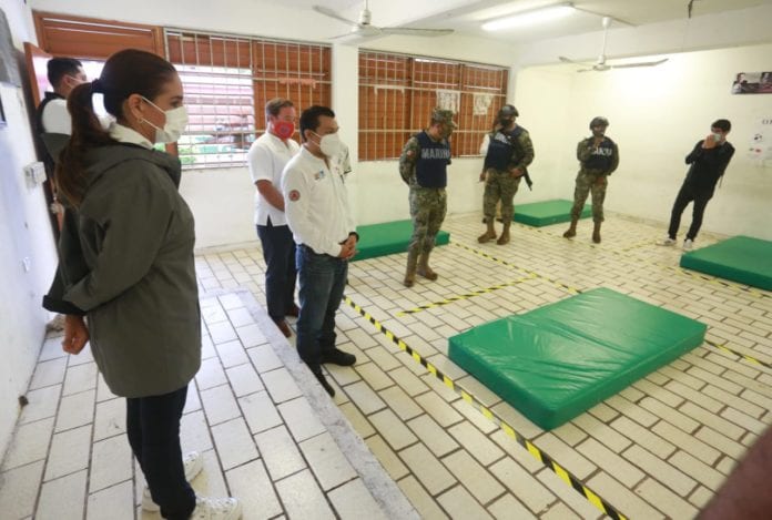 Para verificar que los refugios anticiclónicos cuenten con las condiciones para garantizar la seguridad y bienestar de los ciudadanos en caso de ser necesaria su apertura, autoridades municipales y federales acudieron a constatar las condiciones de dichos espacios que fueron adecuados conforme a los protocolos sanitarios ante la pandemia de COVID-19.