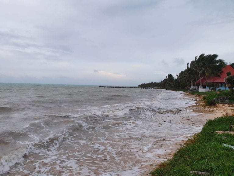Ordenan evacuar Punta Allen por depresión tropical