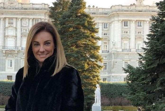 La periodista Lourdes Mendoza fue bautizada como #LadyChanel; ve por qué.