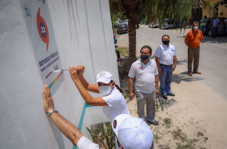 La alcaldesa Laura Fernández Piña colocó hoy identificadores en refugios anticiclónicos de la cabecera municipal, como parte de las acciones preventivas de la actual temporada ciclónica en el océano Atlántico, que inició el pasado 1 de junio y concluye el 30 de noviembre.