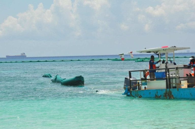 Grupo Arco - Dakatso - Dañan barreras anti sargazo en Playa del Carmen