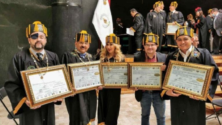 Reporteros de la mañanera reciben ¡Doctorado Honoris Causa!