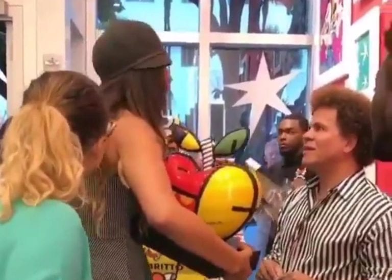 Compra la obra de un artista para romperla frente a su creador