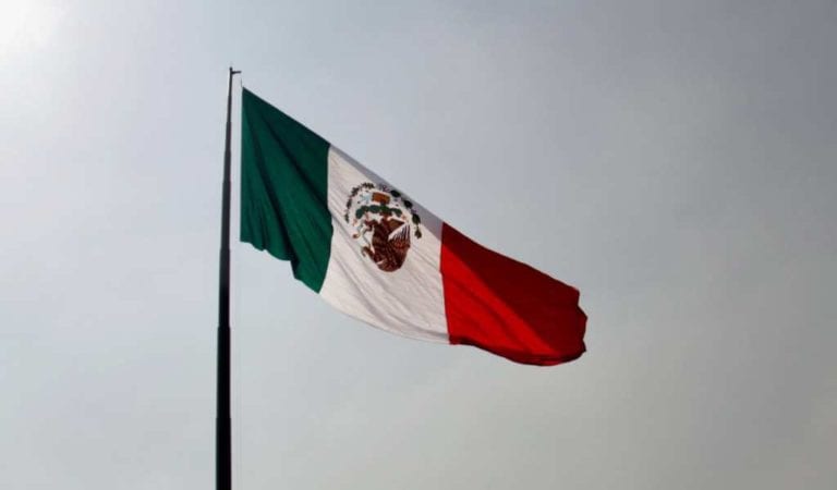 Video: Izan la bandera de México al revés