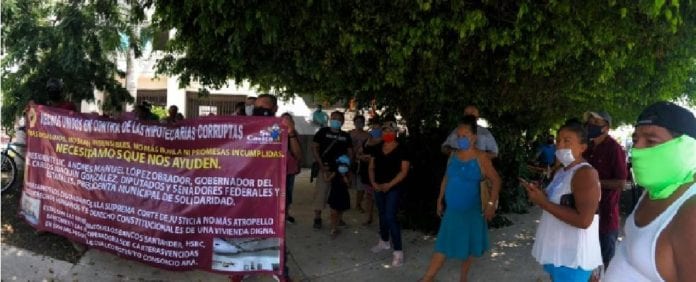 Para evitar el desalojo de un adulto mayor, se manifiestan frente a los juzgados de Playa del Carmen