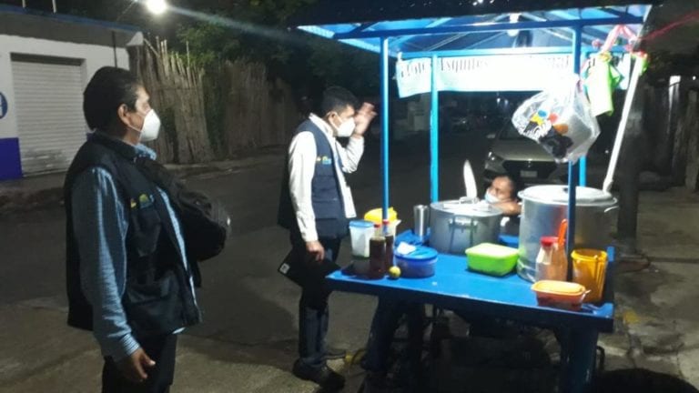 Monta COFEPRIS operativo nocturno para que ambulantes respeten medidas sanitarias