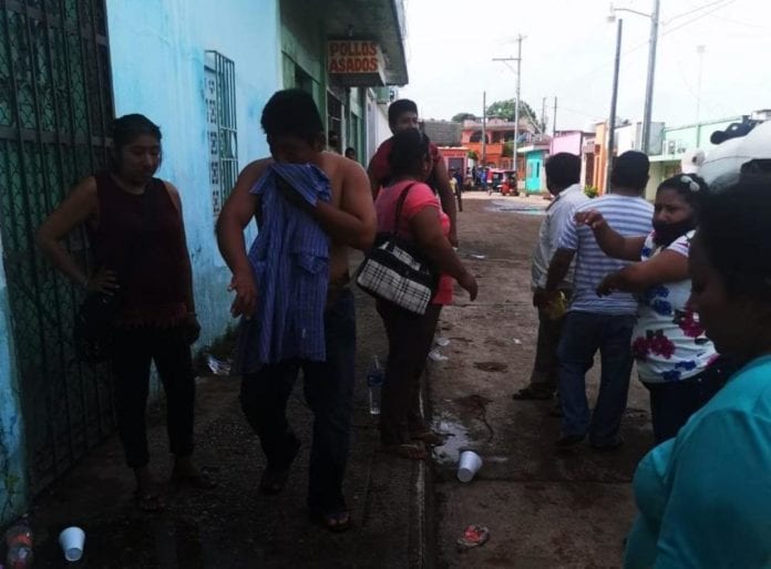 Policías reprimen manifestación en Macuspana, Tabasco; hay lesionados Foto: @Xevtfm