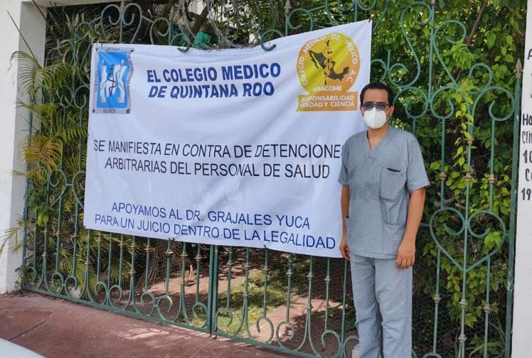 Con carteles, protestan doctores de Quintana Roo por detención de médico en Chiapas