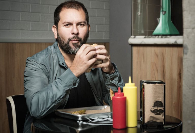 Tildan a Enrique Olvera de “soberbio” por su columna publicada en un diario nacional