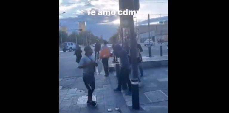 Chilangos se ponen a bailar “La Chona” a mitad del alto