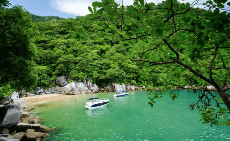 La playa más pequeña de México se esconde entre la selva y es maravillosa