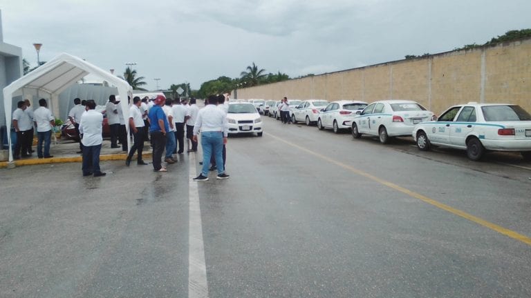 Taxistas presionan a su sindicato para mantener el “Hoy No Circula”