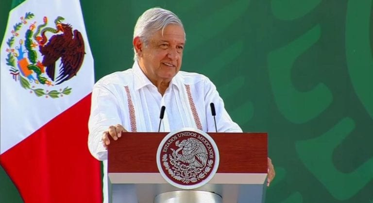 Celebra AMLO medidas de Facebook para evitar la “guerra sucia”