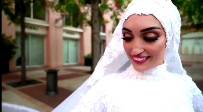 Video: Posaba vestida de novia cuando ocurrió la explosión de Beirut