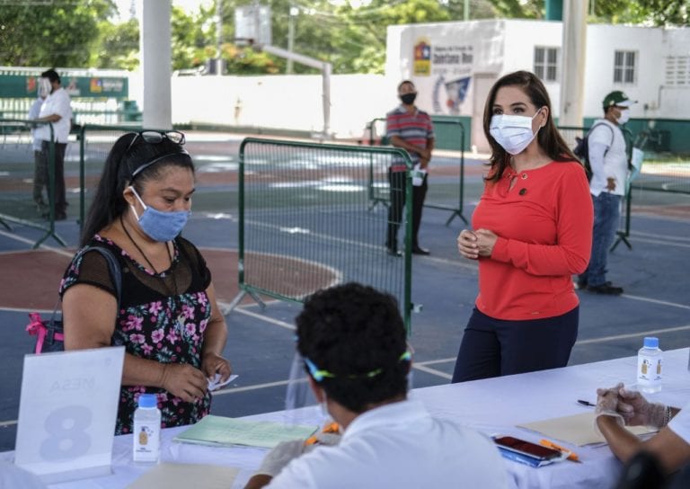 Cumple Mara Lezama con segundo pago de becas en Cancún
